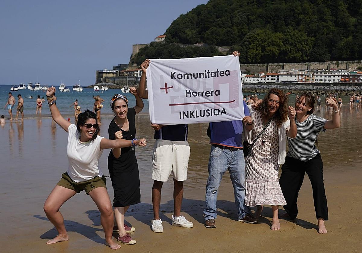 Diversidad. La tripulación de Loiola-etxea posa con su bandera inclusiva en La Concha. Dos de ellos prefieren preservar su identidad.