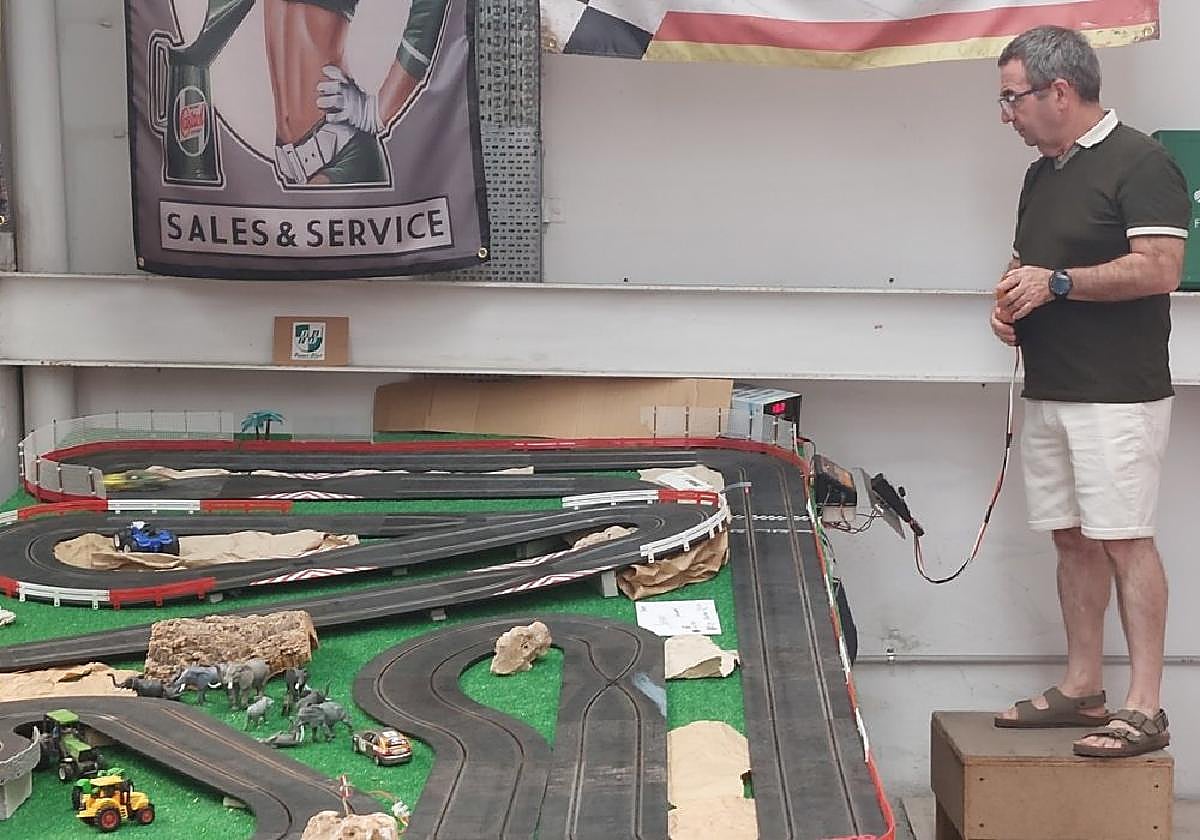 Sesma prueba uno de sus coches en la pista de rally.