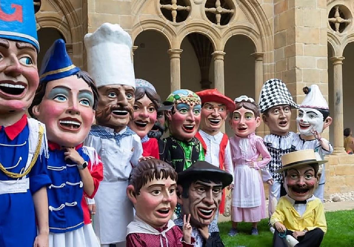 Los catorce cabezudos que tanto gustan a niños y mayores.