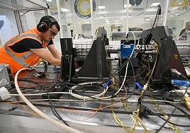 Un operario de una empresa industrial vasca valida una unidad de tracción para un vehículo.