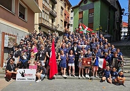 Turkia eta Frantziatik gerturatutako taldeei harrera ofiziala eskaini zien Bermeoko Udalak larunbatean.