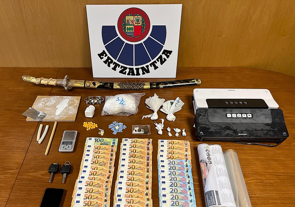 Material incautado por la Ertzaintza.