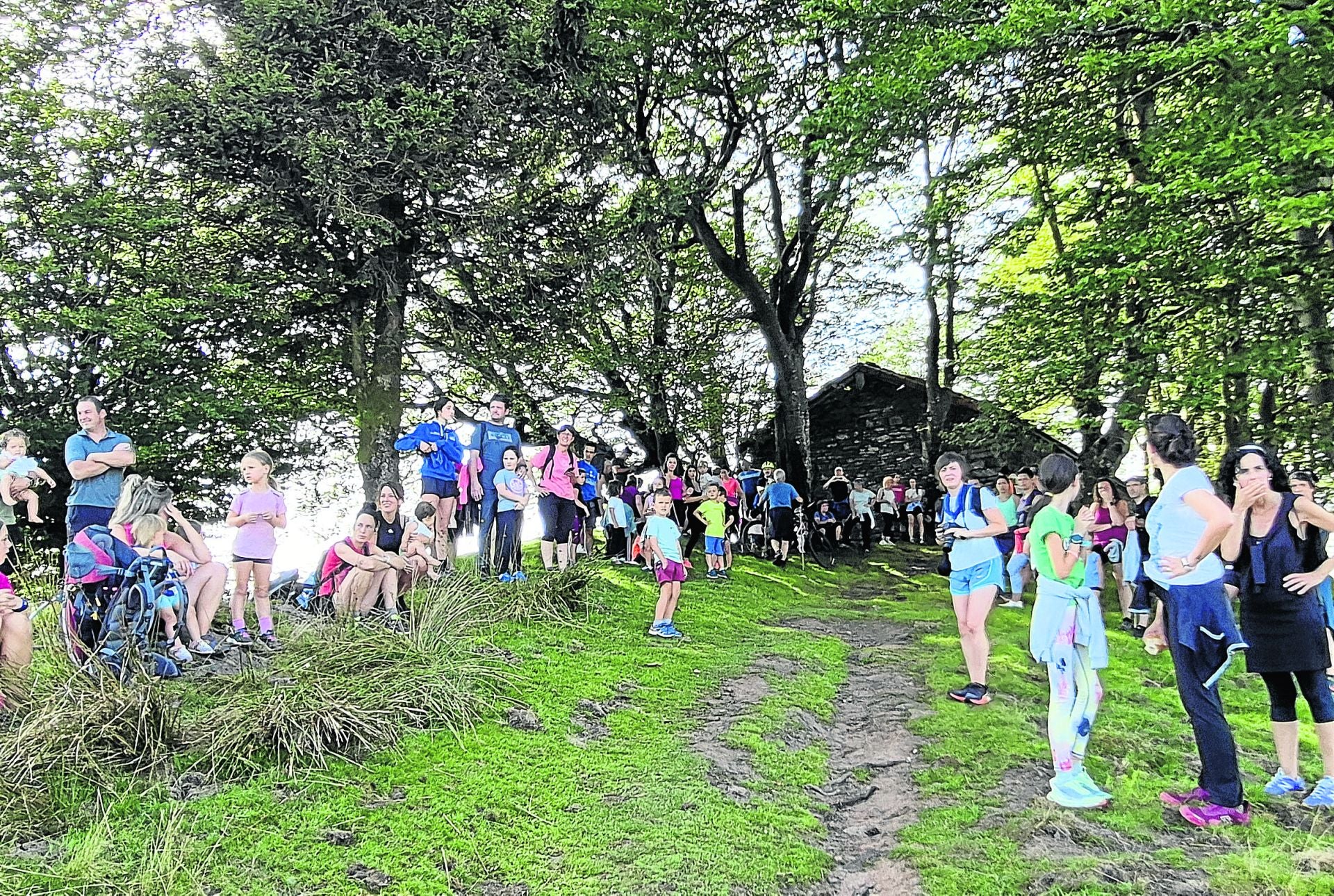 Familia asko elkartu dira ermitako pagadiaren inguruan BTT lasterketako partaideen zain. Argazkiakbelauntzaran