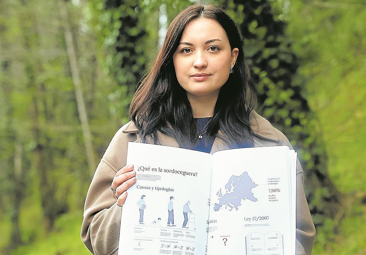 Clara Cabanillas posa con el trabajo con el que ha obtenido la matrícula de honor y un premio Gaudeamus Projecta.