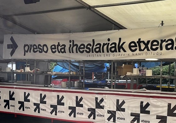 Pancartas en las fiestas de Vitoria.