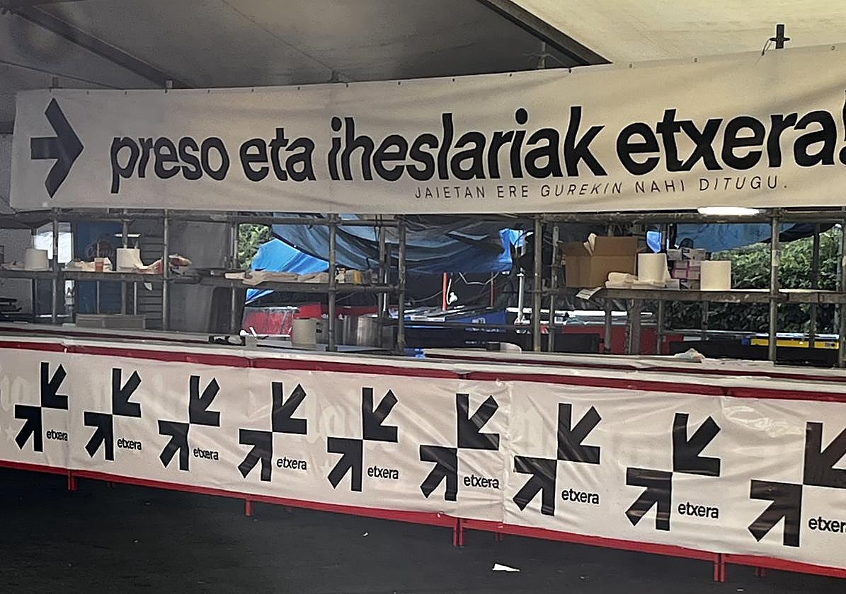 Pancartas en las fiestas de Vitoria.