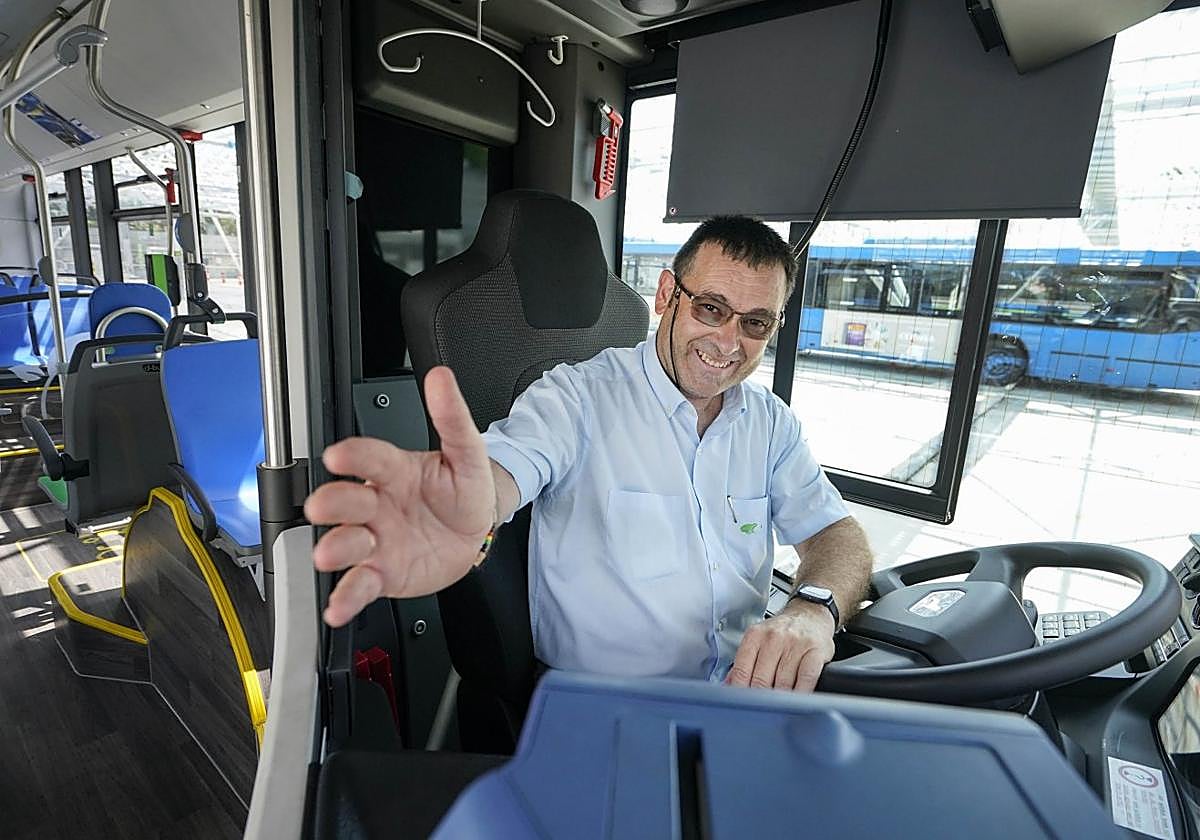 El conductor de autobuses Xabier Goikoetxea al volante para afrontar la Semana Grande.