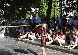 qBreakedance. El grupo Brasileño de breakdance From Favela en las calles del Boulevard, acaparan la mirada de muchos paseantes