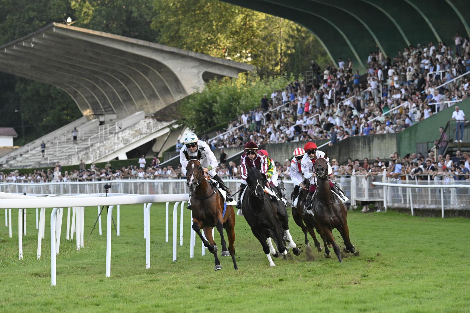 Gran jornada de carreras en el hipódromo