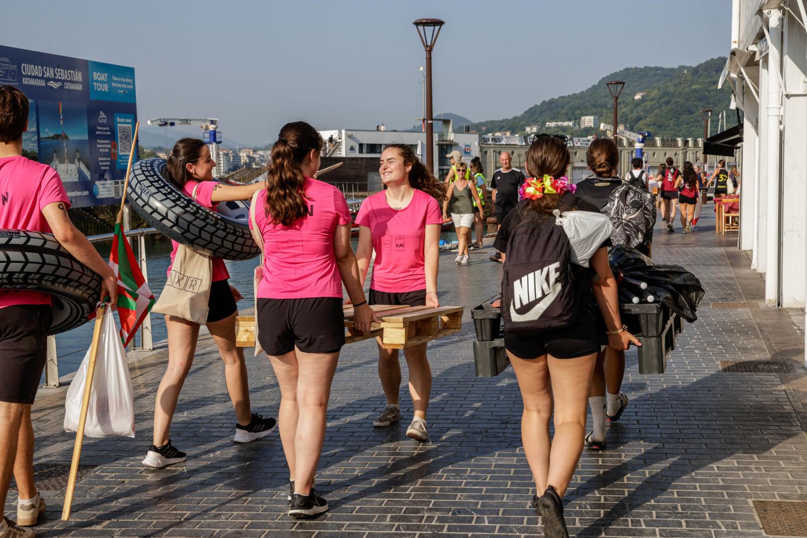 Labores de montaje en el muelle donostiarra
