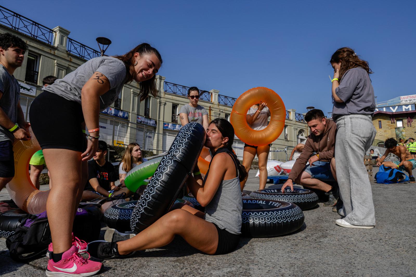 Labores de montaje en el muelle donostiarra