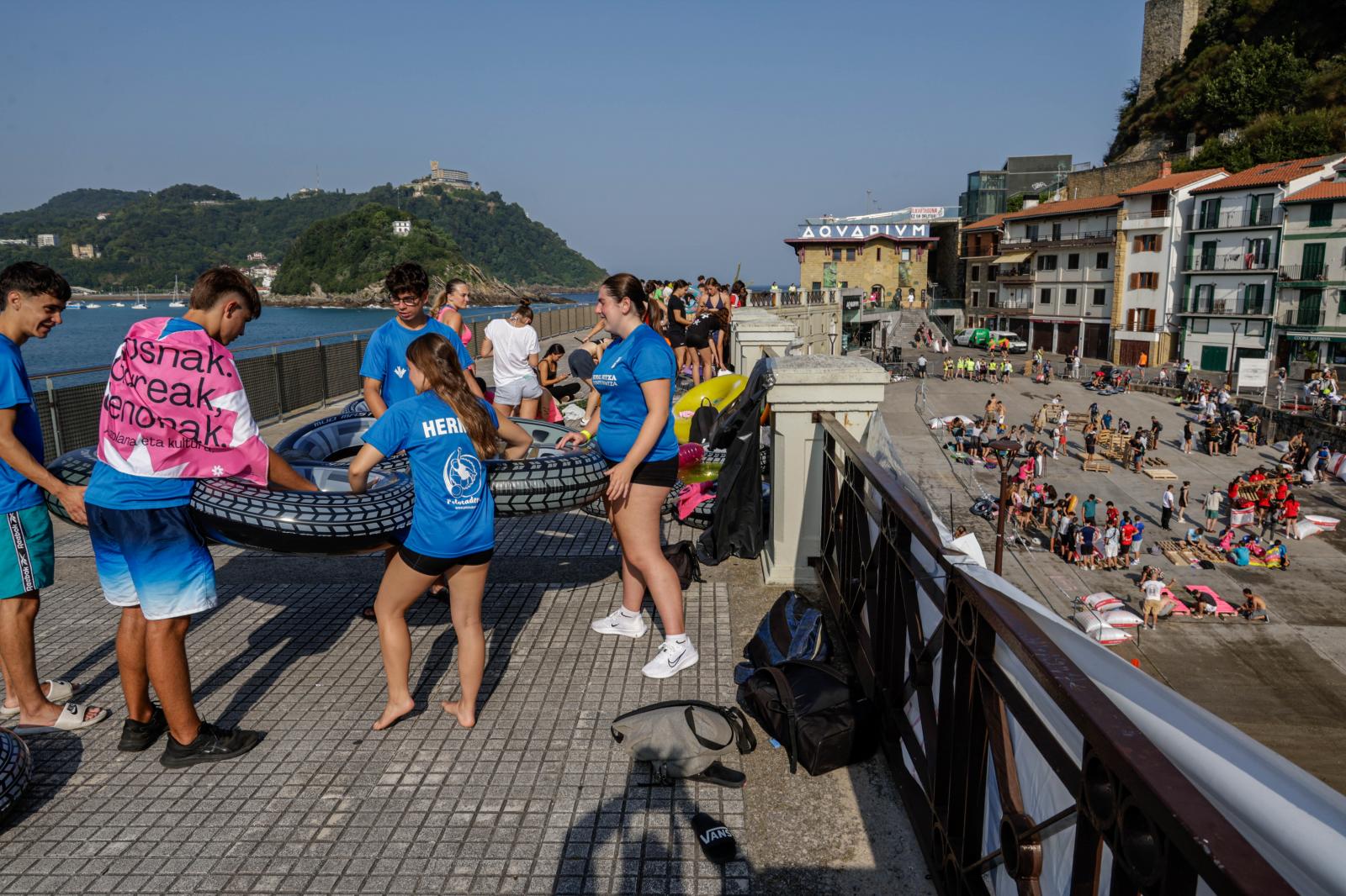 Labores de montaje en el muelle donostiarra