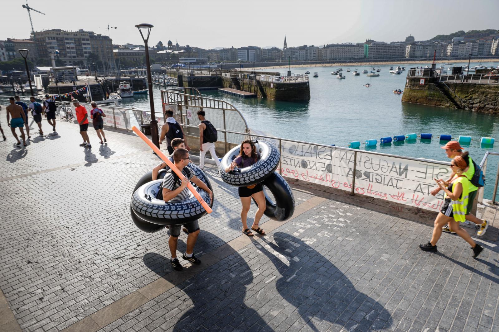 Labores de montaje en el muelle donostiarra
