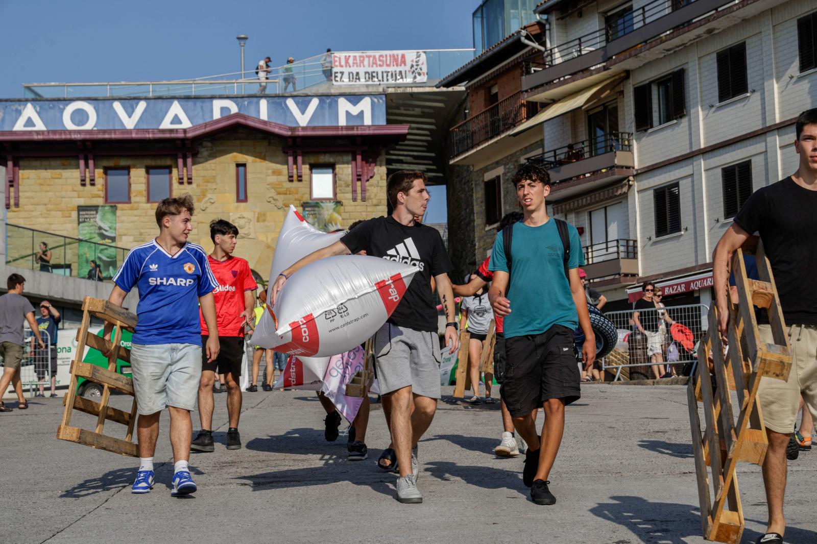 Labores de montaje en el muelle donostiarra