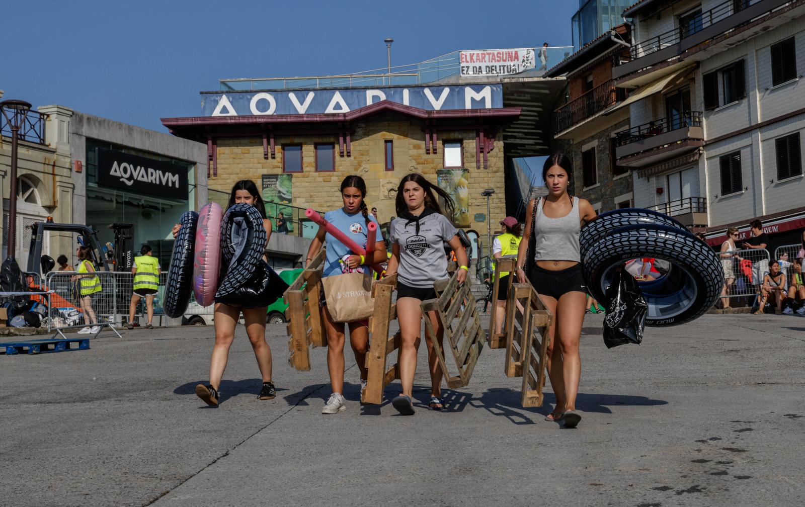 Labores de montaje en el muelle donostiarra