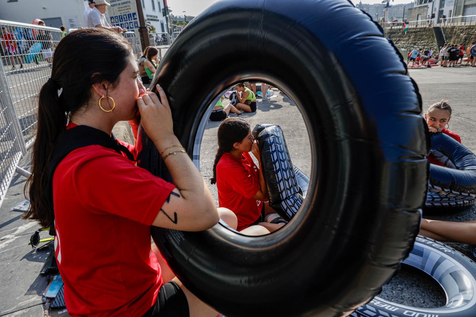 Labores de montaje en el muelle donostiarra