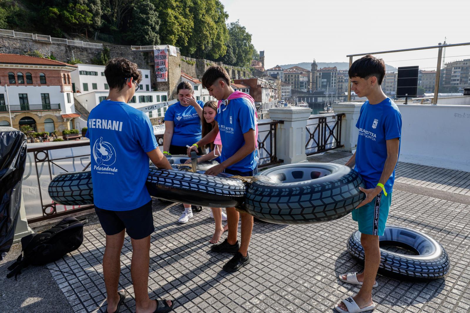 Labores de montaje en el muelle donostiarra