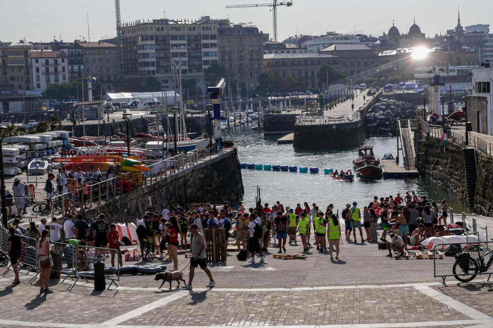 Labores de montaje en el muelle donostiarra
