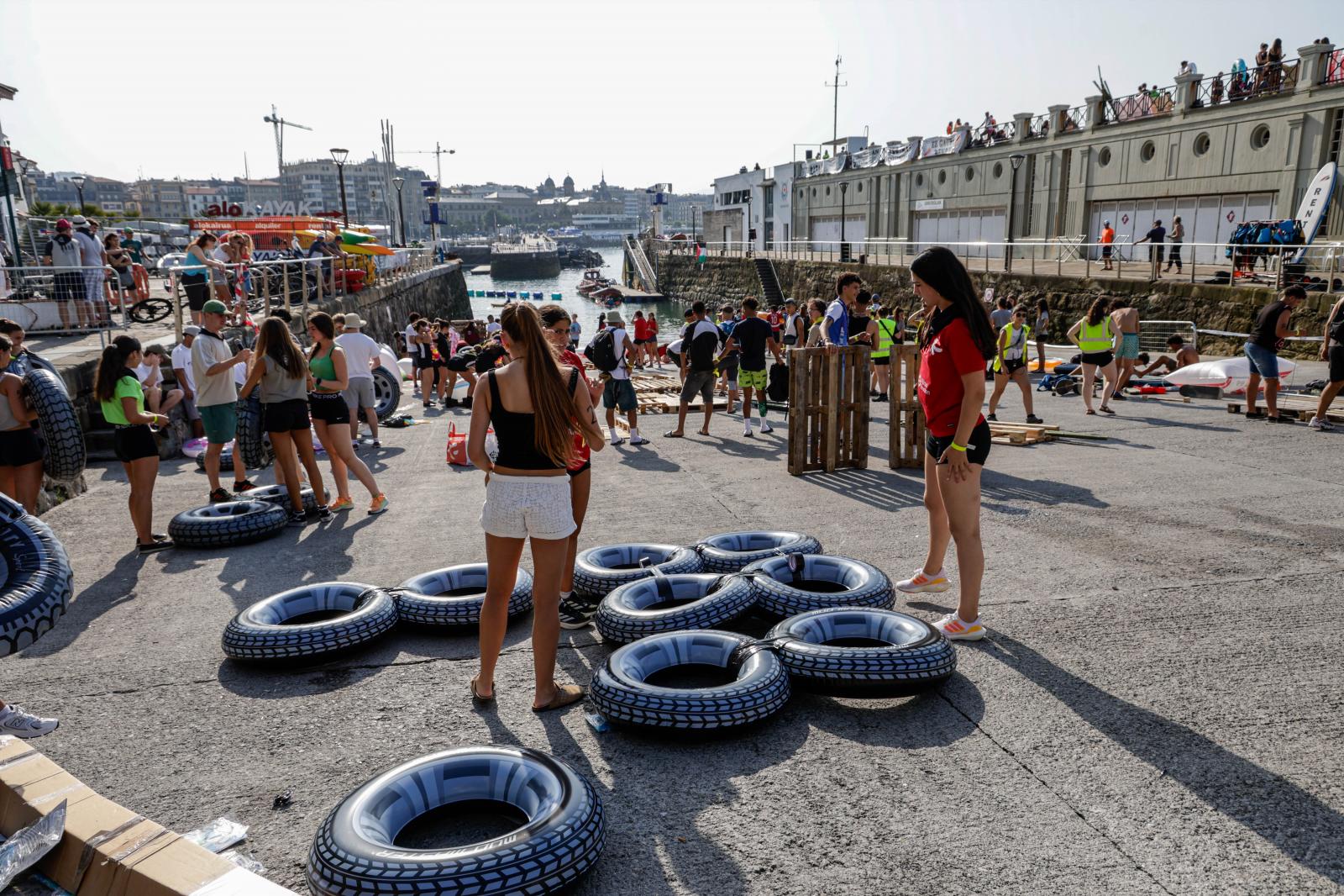 Labores de montaje en el muelle donostiarra