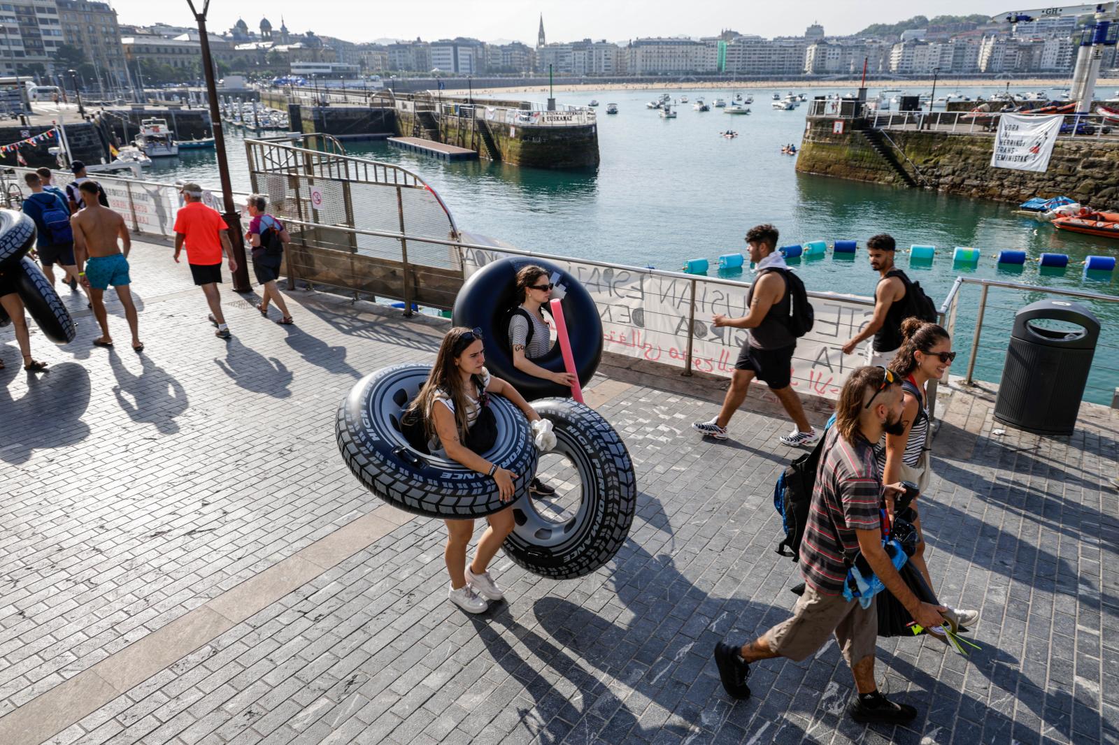Labores de montaje en el muelle donostiarra