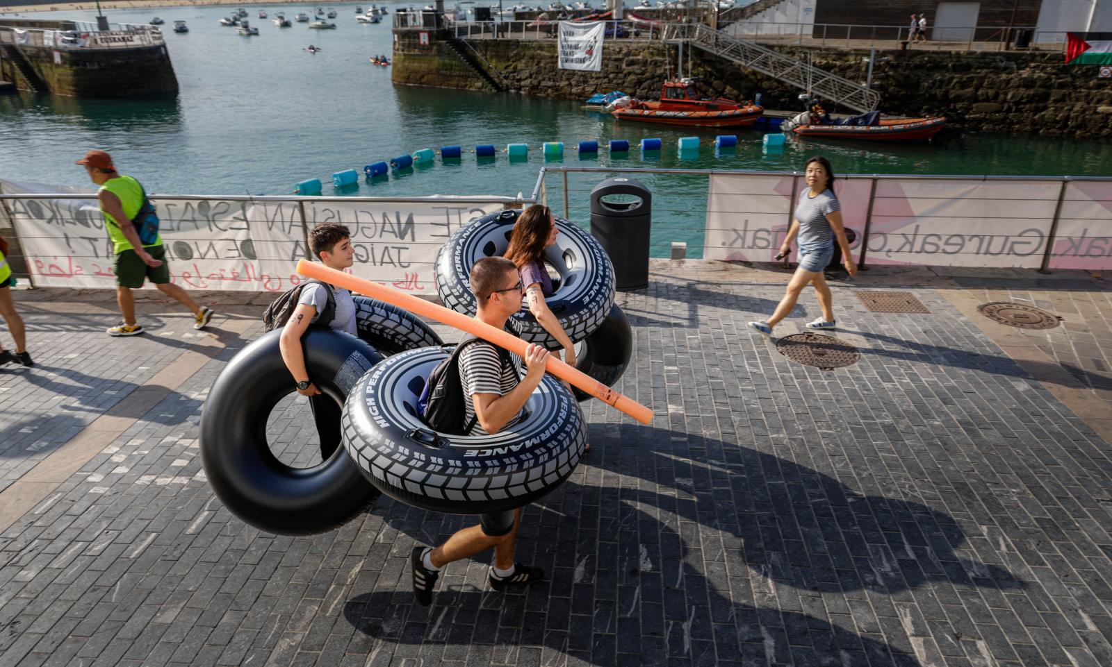 Labores de montaje en el muelle donostiarra