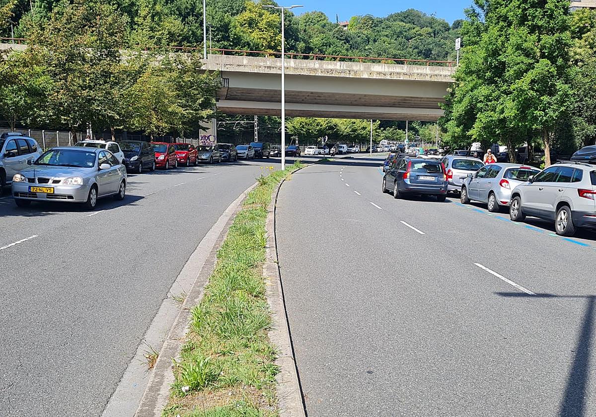 El carril junto a la mediana en sentido Morlans será a final de año una línea de estacionamiento, reservado para motos cuando haya partido de la Real.
