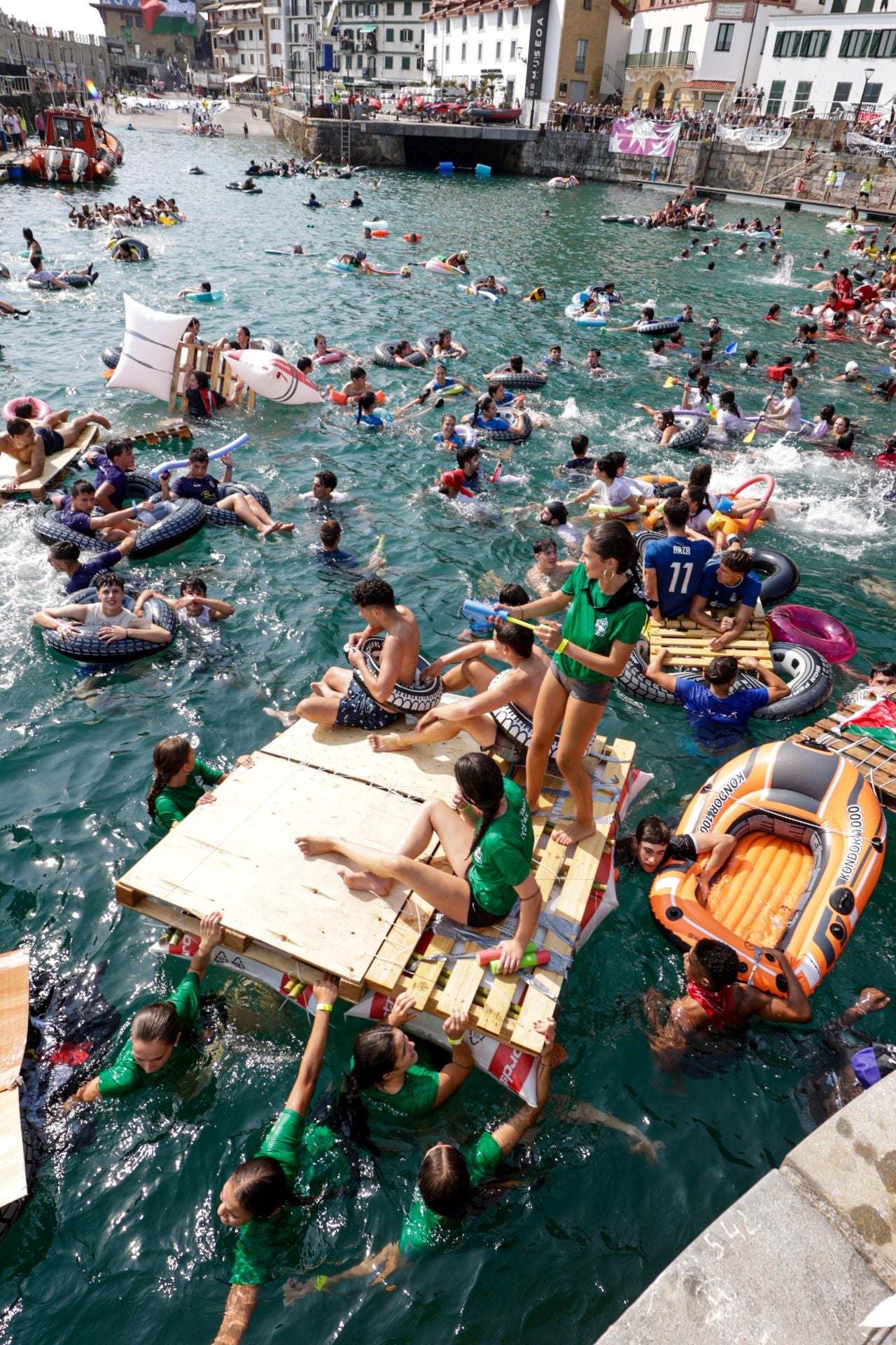 Multitudinario abordaje en San Sebastián