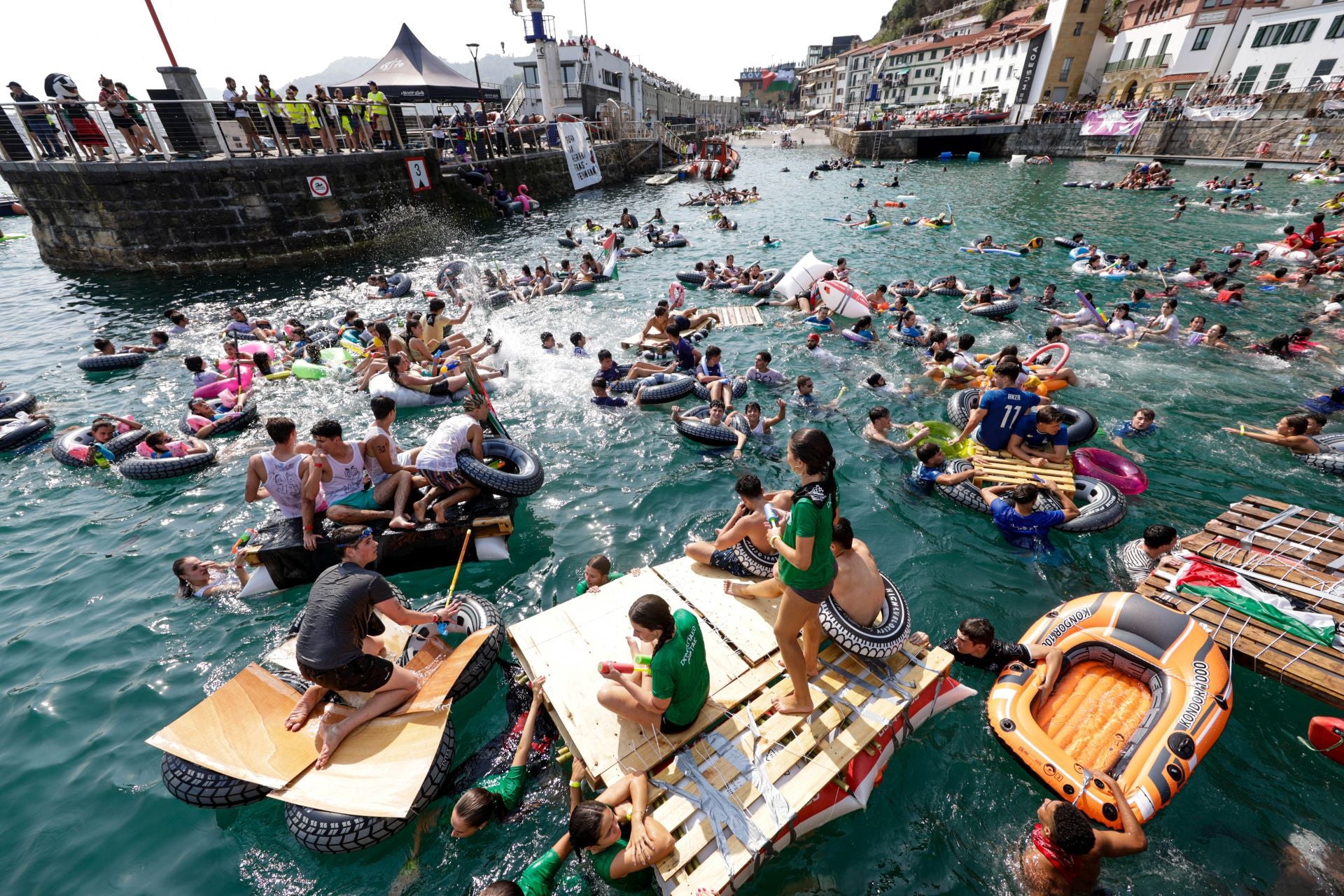 Multitudinario abordaje en San Sebastián