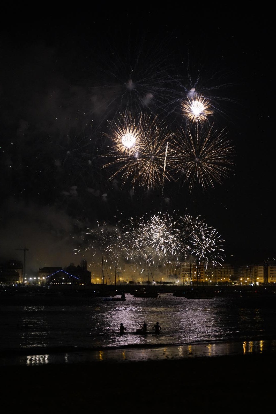 Ritmo y color con acento maño en la Semana Grande de Donostia