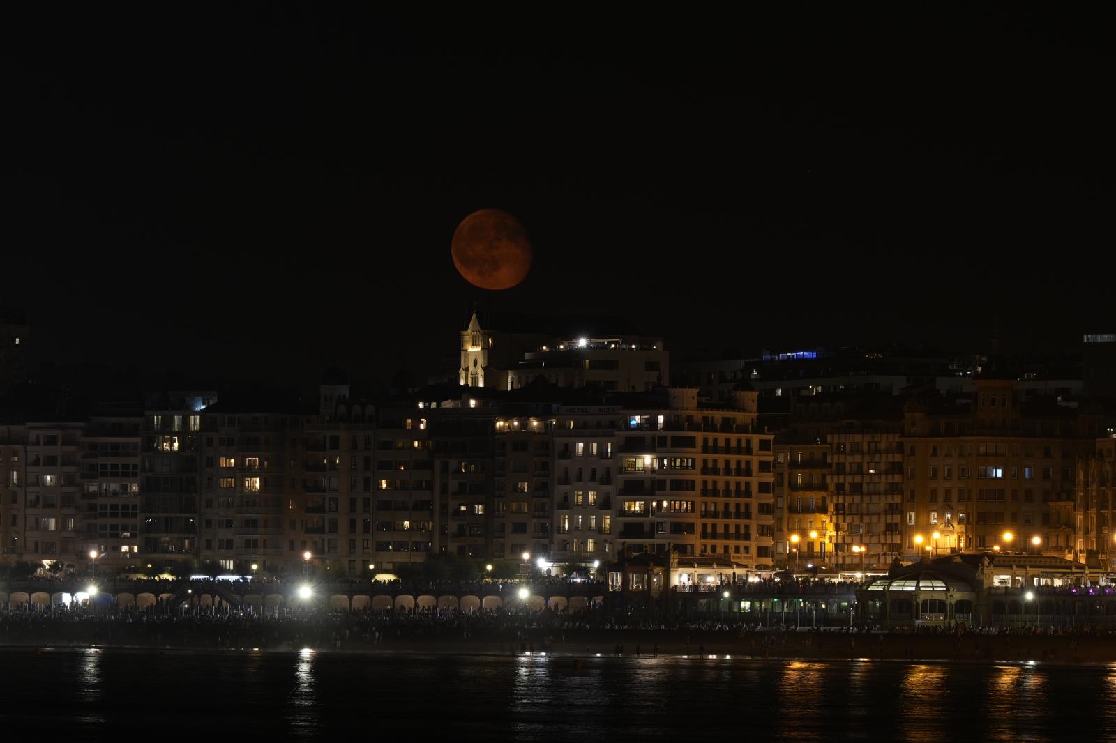 Ritmo y color con acento maño en la Semana Grande de Donostia