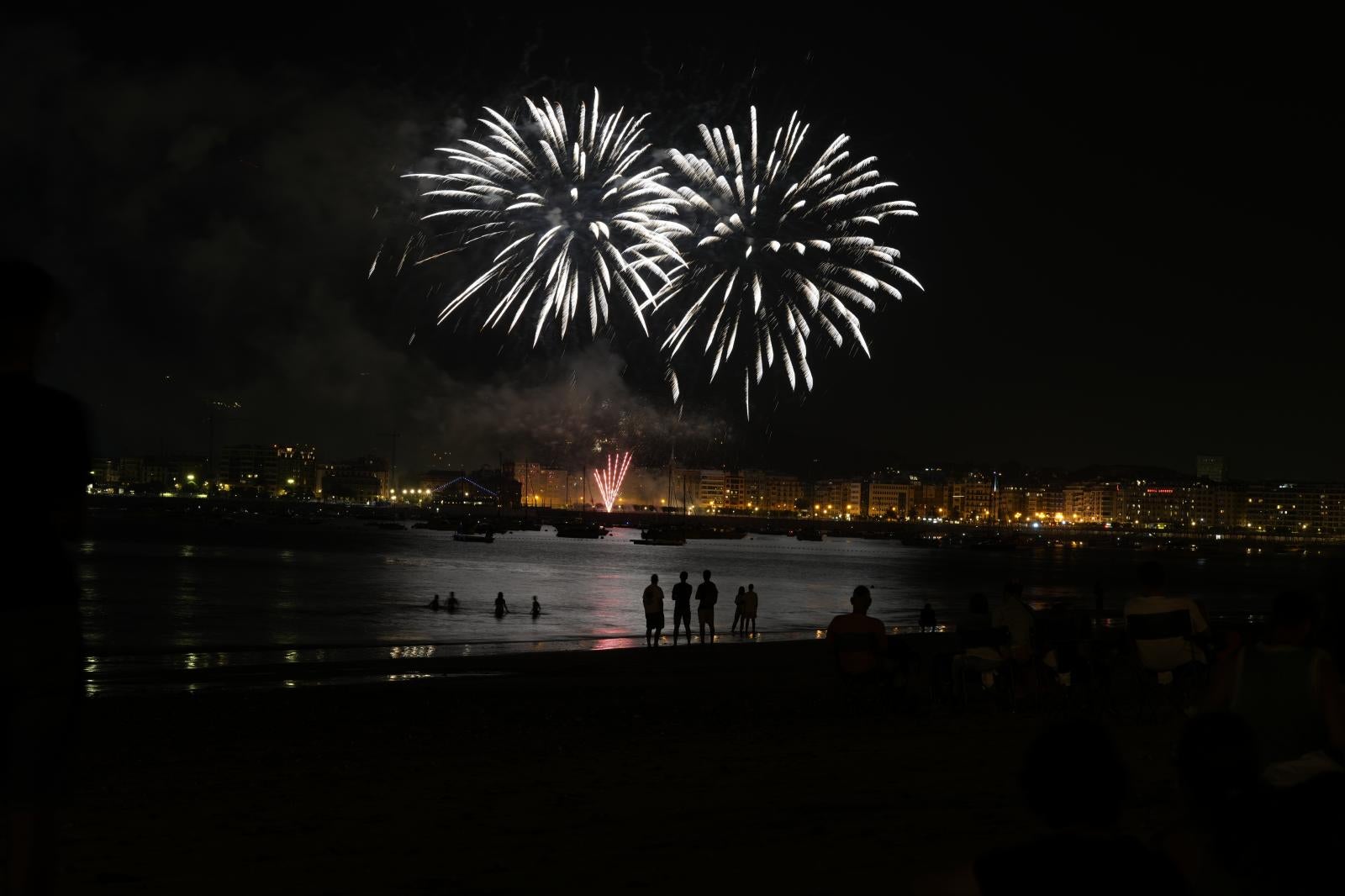 Ritmo y color con acento maño en la Semana Grande de Donostia