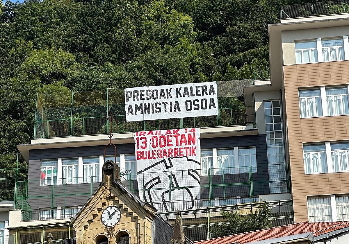 Dos lonas han aparecido colgadas en el colegio Orixe de Donostia.