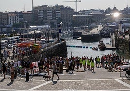 Las cuadrillas de 'piratas' preparan sus embarcaciones en el muelle de San Sebastián.