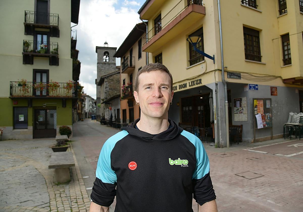 Iñaki Artola, en las calles de Alegia.