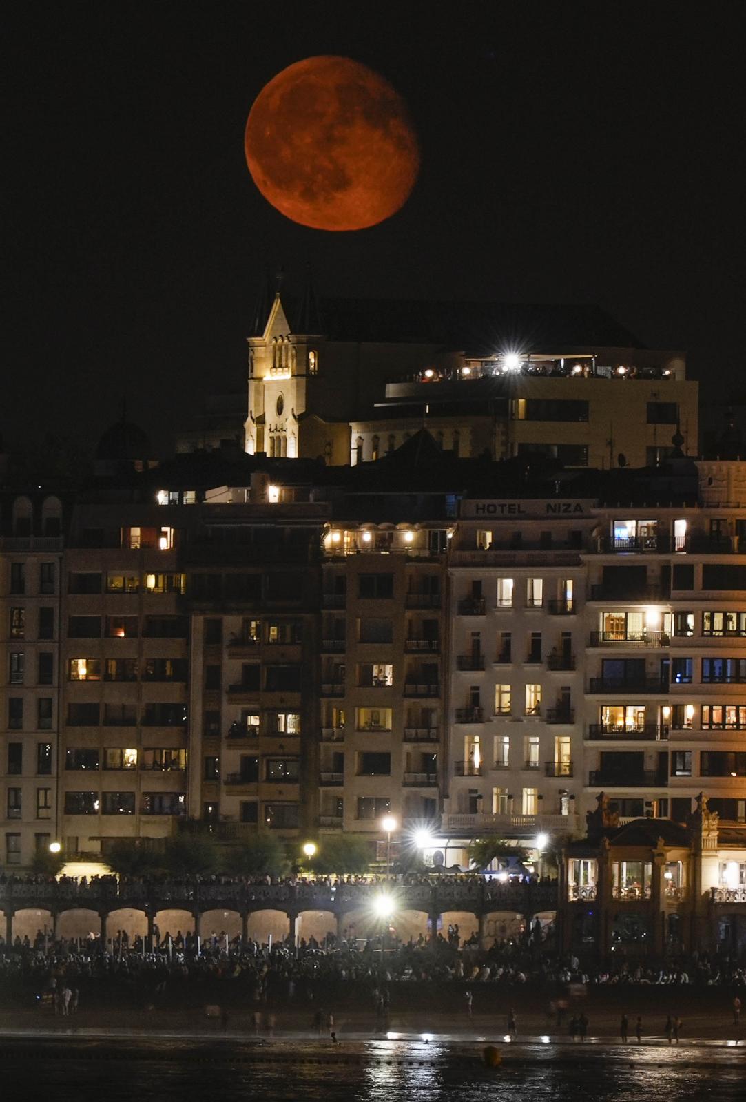 Ritmo y color con acento maño en la Semana Grande de Donostia