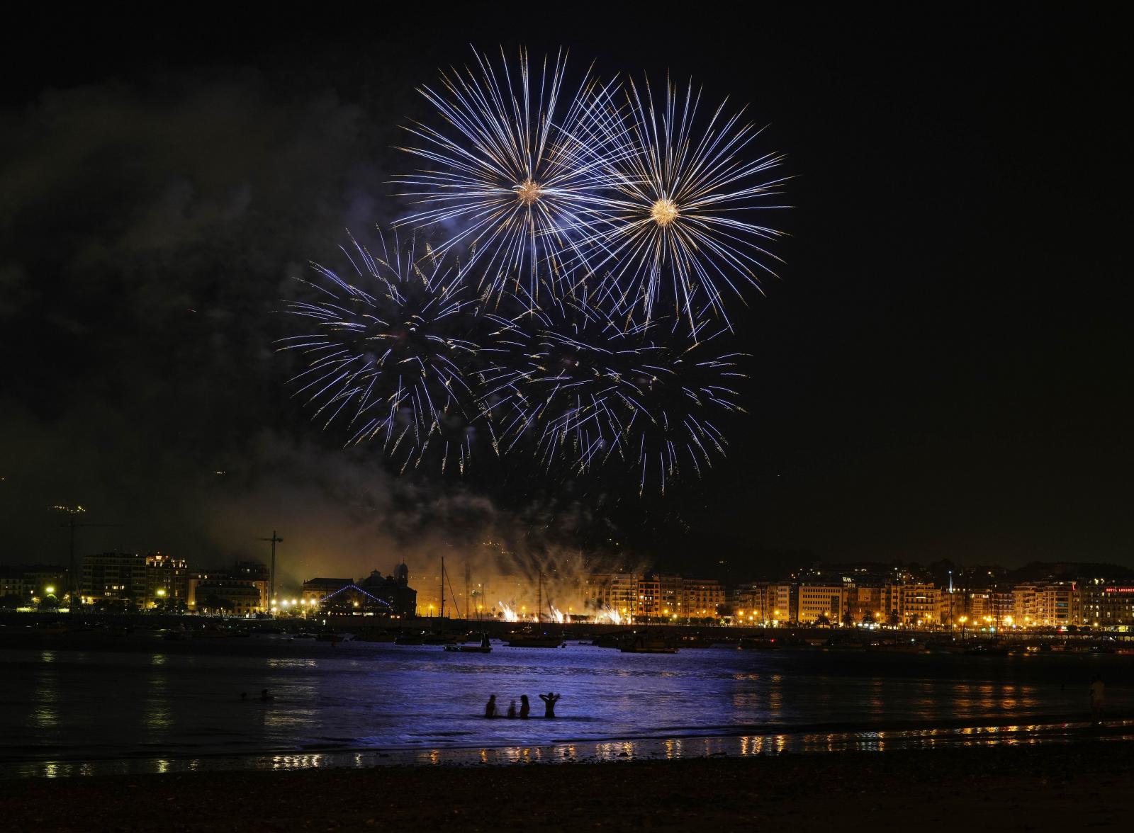 Ritmo y color con acento maño en la Semana Grande de Donostia