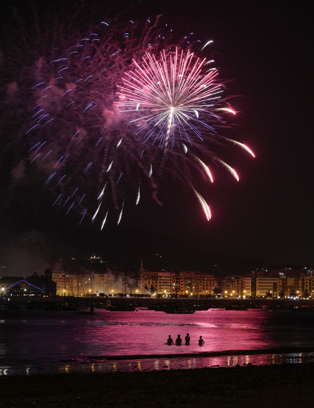 Ritmo y color con acento maño en la Semana Grande de Donostia
