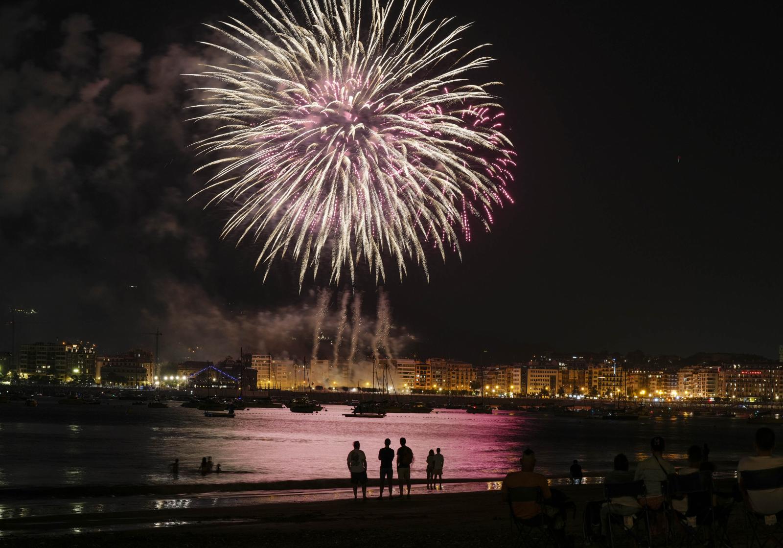 Ritmo y color con acento maño en la Semana Grande de Donostia