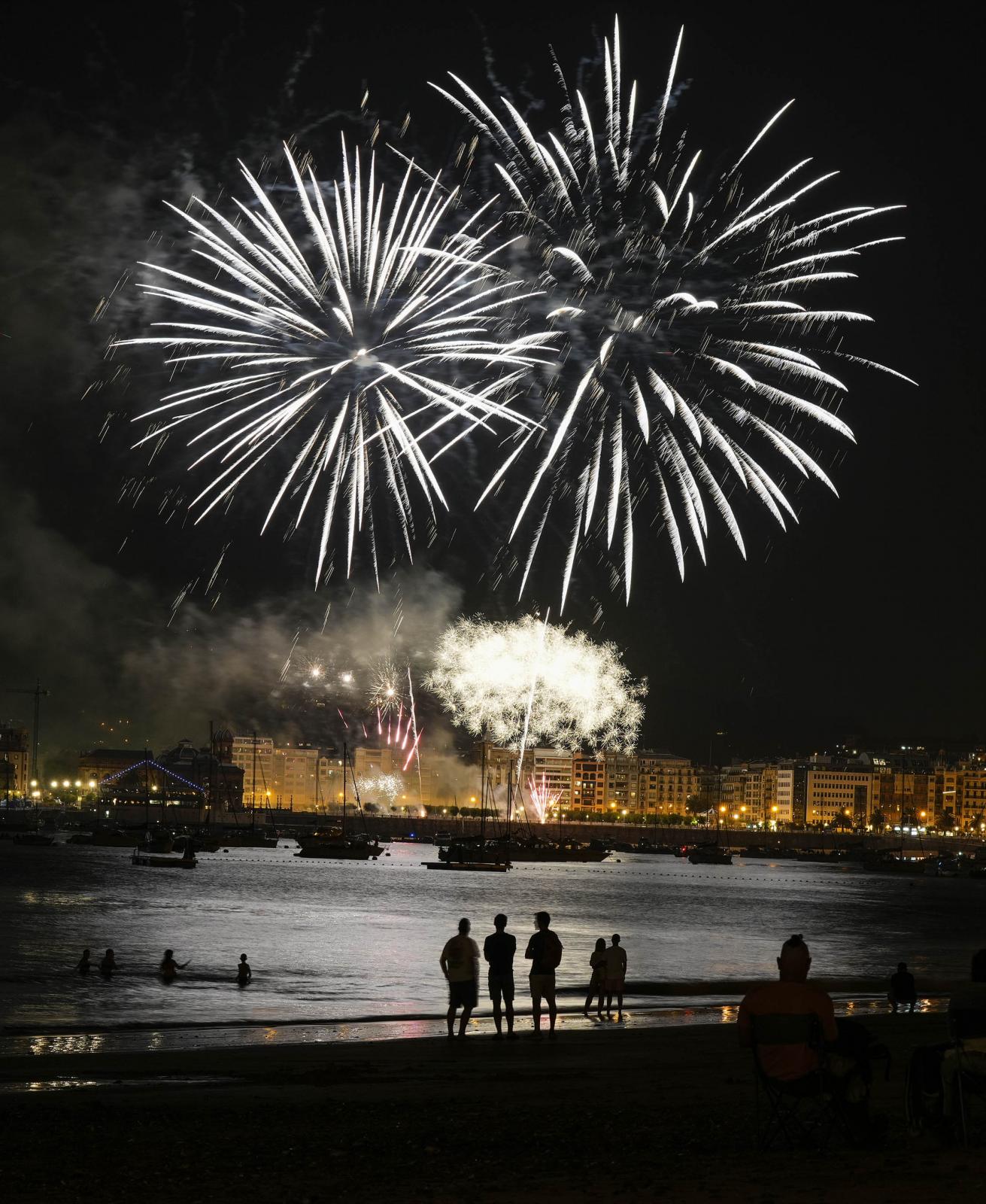 Ritmo y color con acento maño en la Semana Grande de Donostia