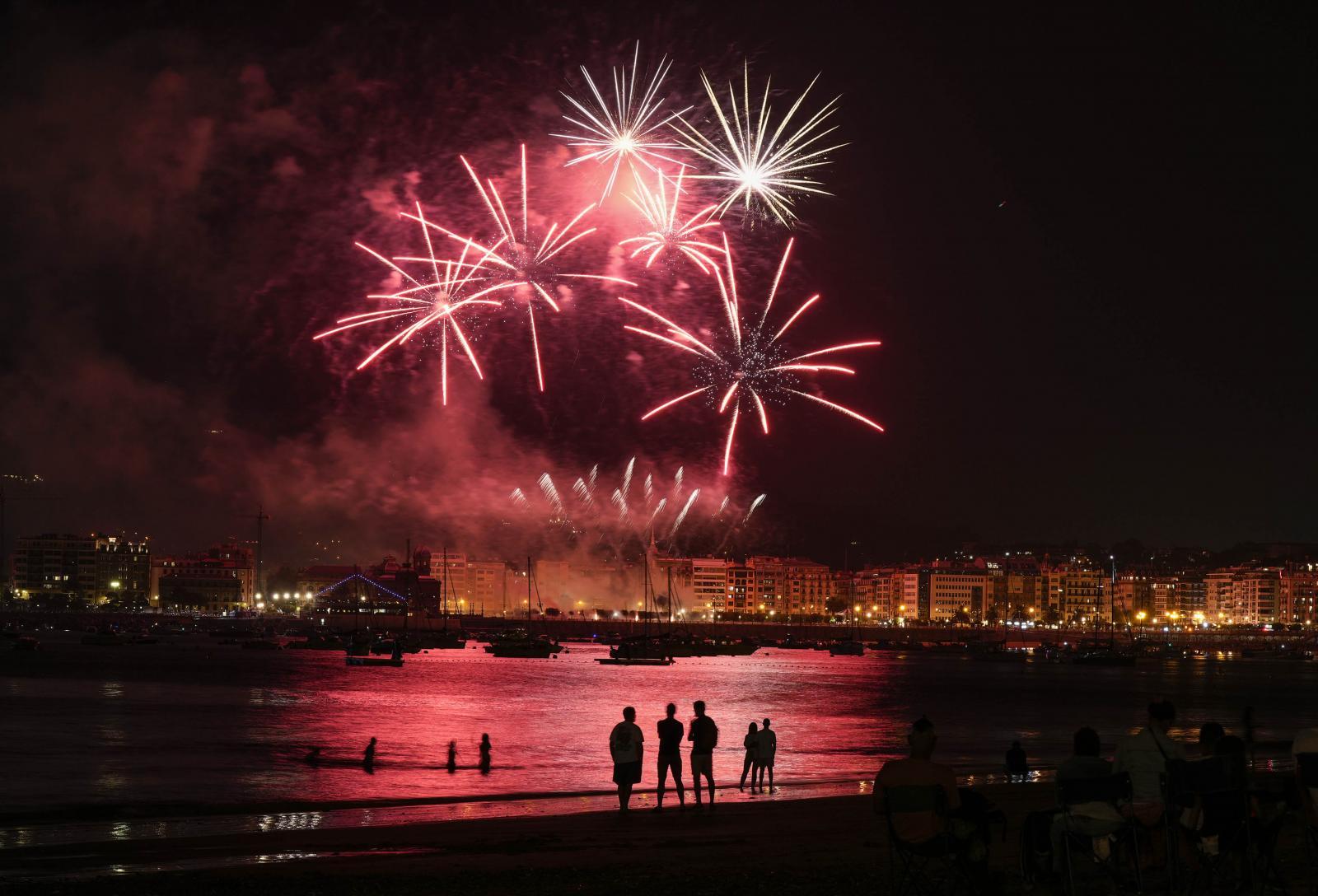 Ritmo y color con acento maño en la Semana Grande de Donostia