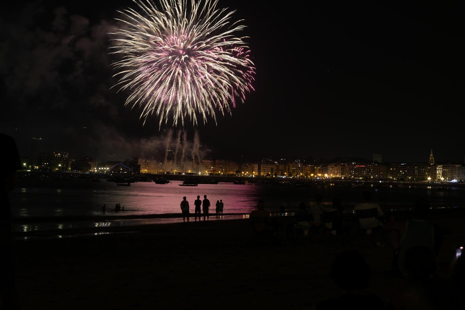 Ritmo y color con acento maño en la Semana Grande de Donostia