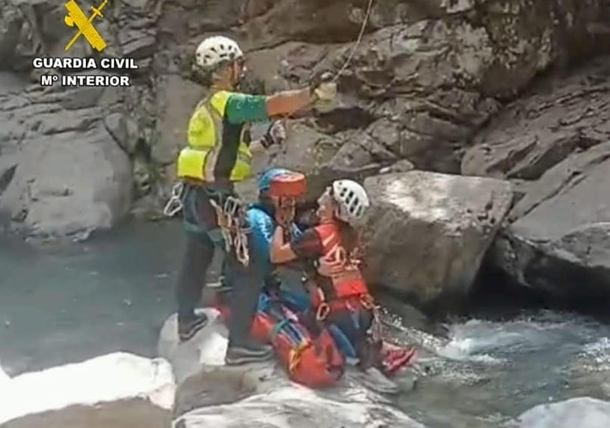 Rescate de la senderista guipuzcoana accidentada el sábado.