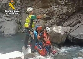 Rescate de la senderista guipuzcoana accidentada el sábado.