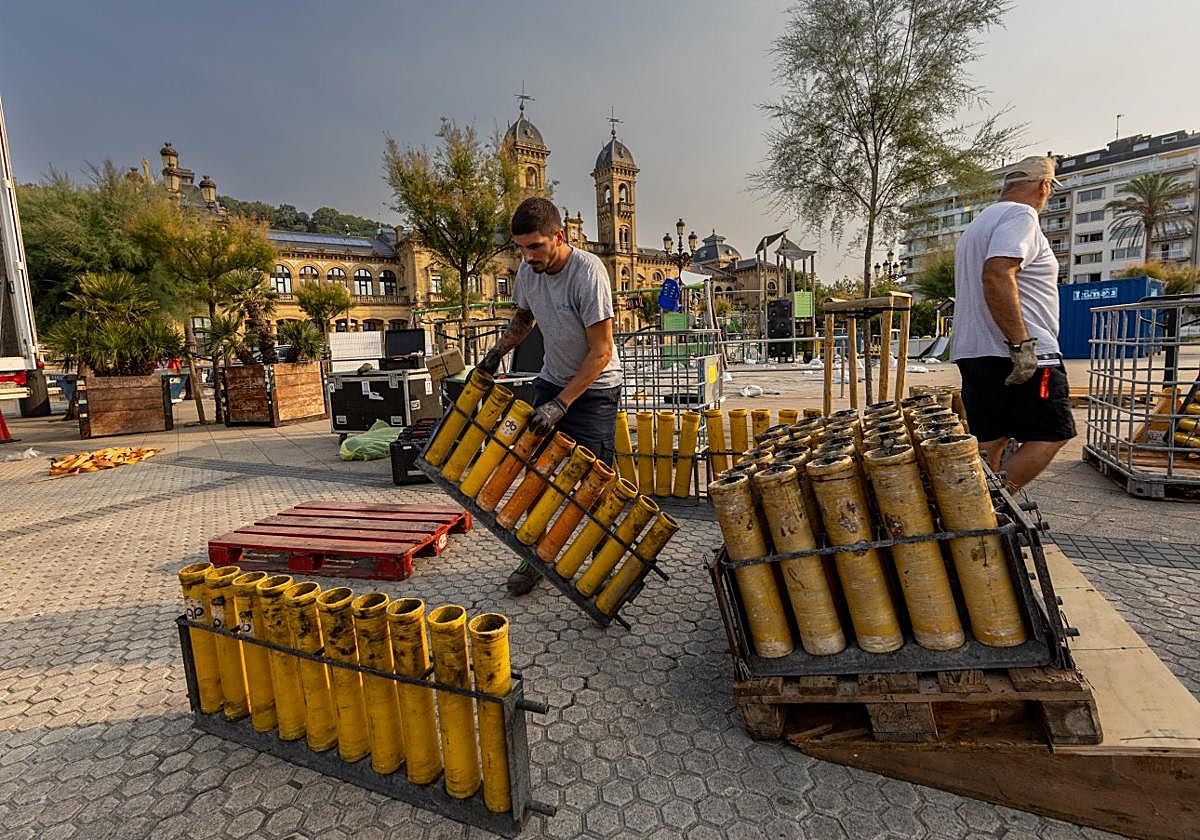 Montaje. Los pirotécnicos italianos de la casa Parente Fireworks colocan los tubos encima de los pallets.