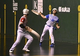 Un lance del partido entre Imanol Ansa y Azpiroz el pasado sábado en el frontón Galarreta.