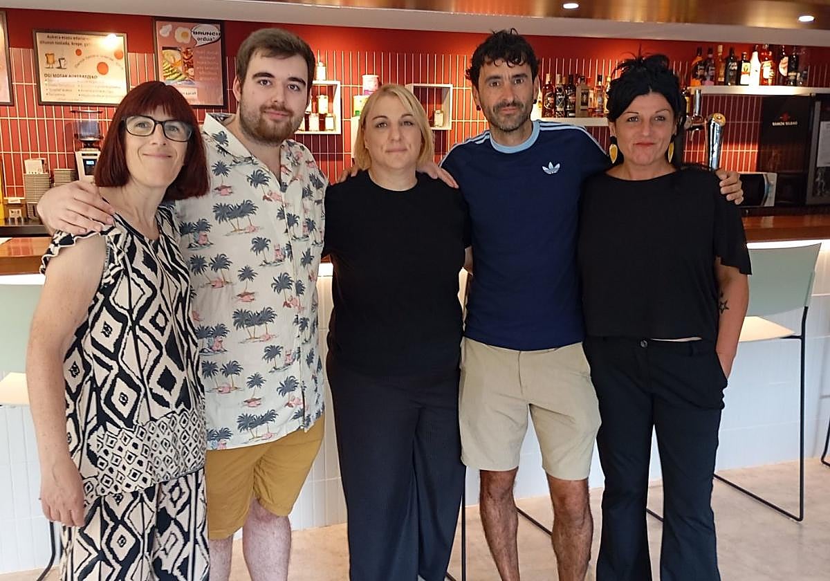Saioa Ezkibel, Roberto Aguado, Oihane Llinares,el alcalde Garikoitz Iturbe e Itizar Arana en el nuevo bar.