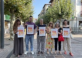 Estitxu Urtizberea eta tokiko merkatariak, atzo San Pedro kalean egindako aurkezpenean.