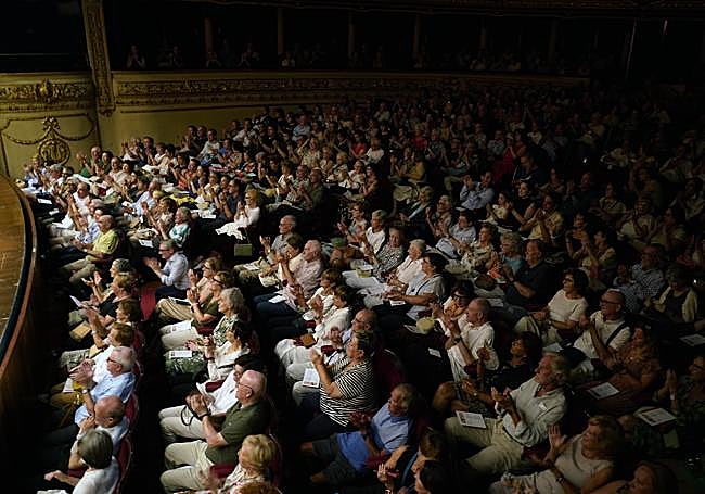 El público, que lleno el Victoria Eugenia, disfruto de principio a fin.