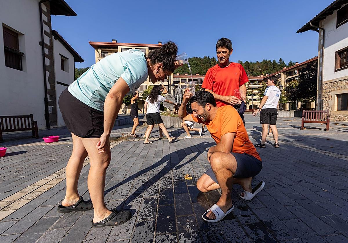 Los juegos de agua también sirven para practicar el euskera mientras se refrigera el cuerpo.