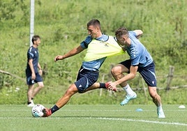 Karrikaburu dispara agarrado por Pacheco en el entrenamiento de este martes